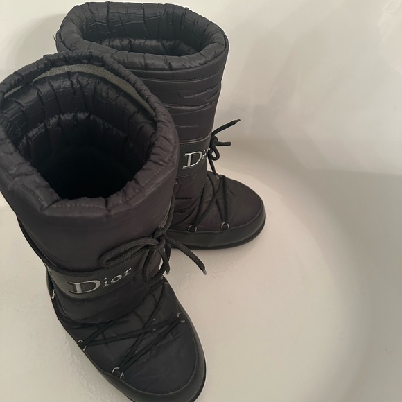 Dior snow boots has a little paint on one side size 8 - Picture 3 of 10